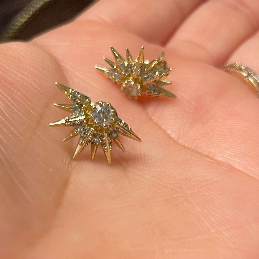 Melinda Maria Exquisite studs! Don’t these remind you of a sun rise or sunset?